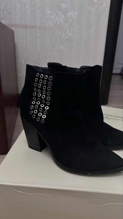 Женские зимние ботинки казаки