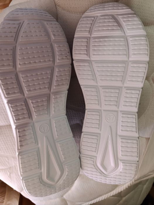 Кроссовки новые 37р