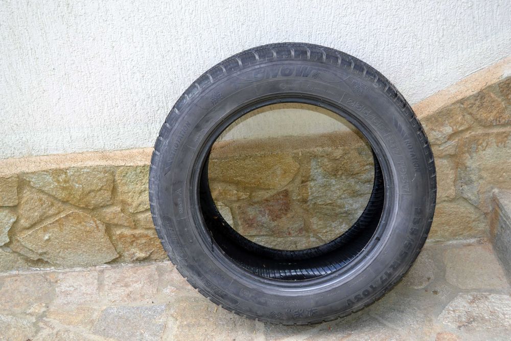 Зимните гуми Зимните гуми не са нови. 235/55/17  четири бр..