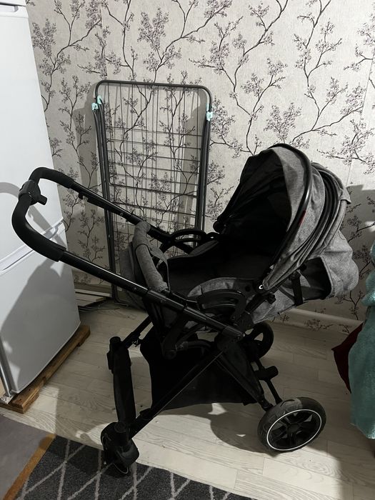 Продается коляска с перекидной ручкой
