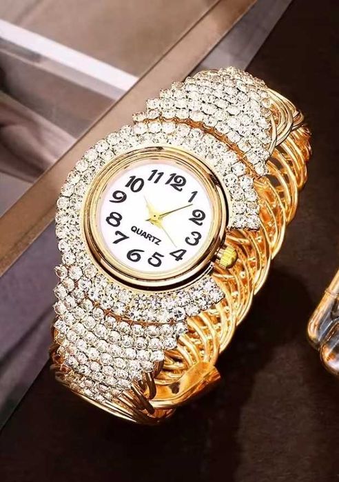 Дамска гривна часовник, изцяло инкрустирана с кристали