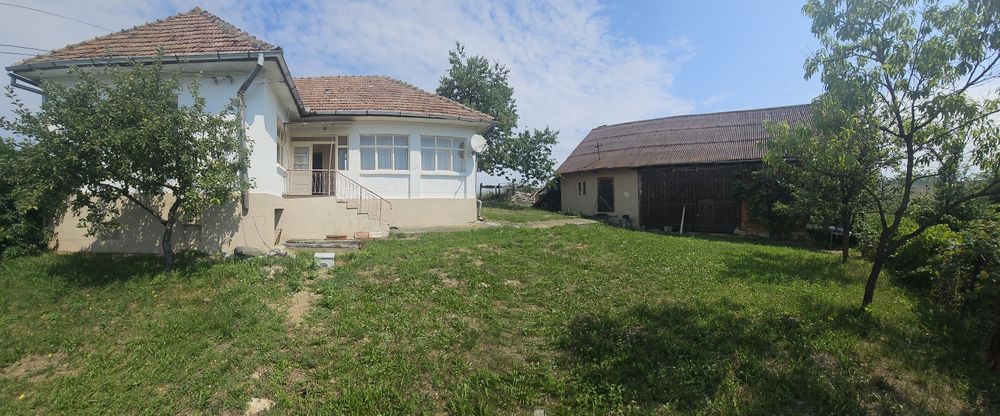 Casă 82 mp cu teren de 10.000 mp intravilan, șură și grajd