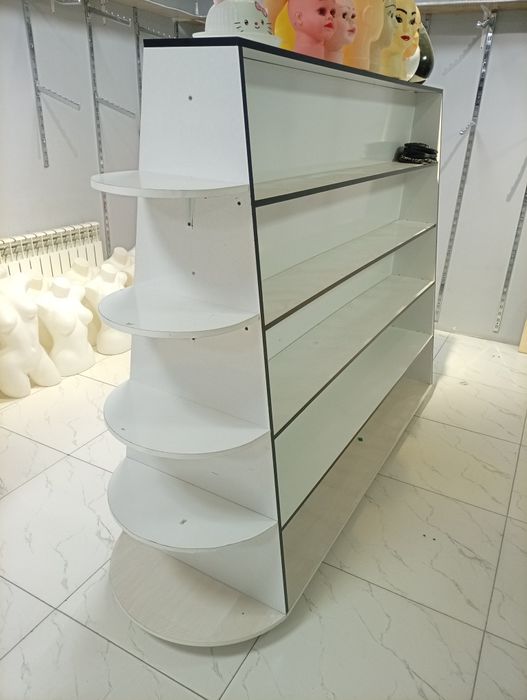 Kiyim kechak magazin uchun polkalar, vishelkalar va mebellar sotiladi