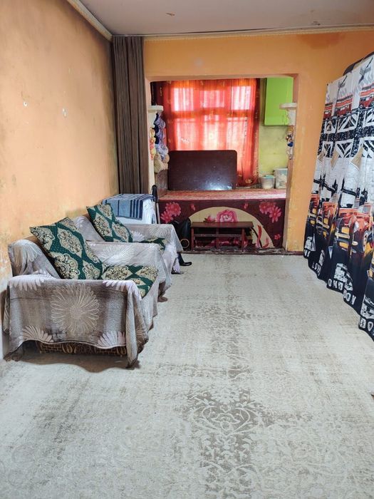 Продаю срочно квартиру без ремонта. Ориентир шохбекат базар.