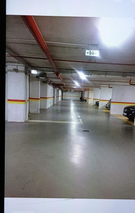 Парко място под наен