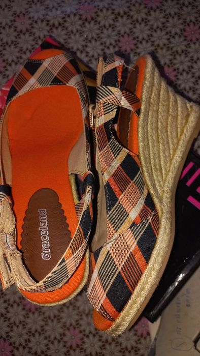 Продаются босоножки