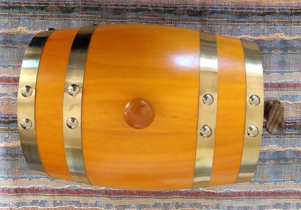 Продавам дървена бъчва 1,5 л. с метални обръчи и канелка