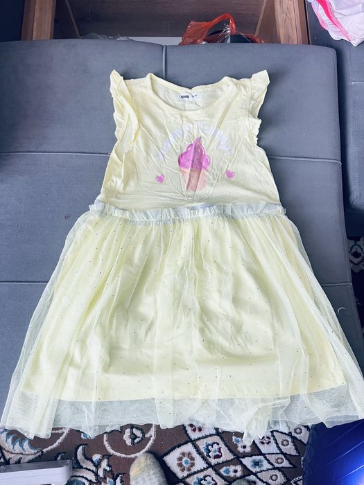 Для девочки вещи платье, сумочка и кепки