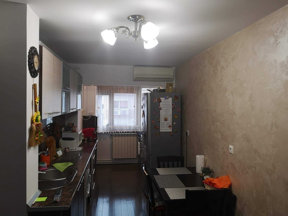 Inchiriez apartament decomandat 2 camere Micro 17