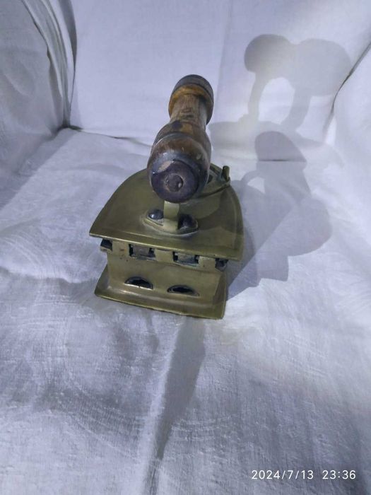 Старинный угольный утюг