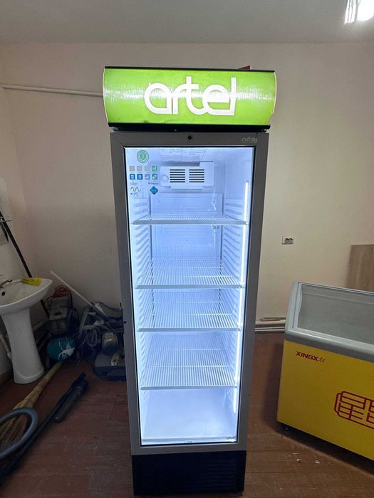 Витринный холодильник Artel