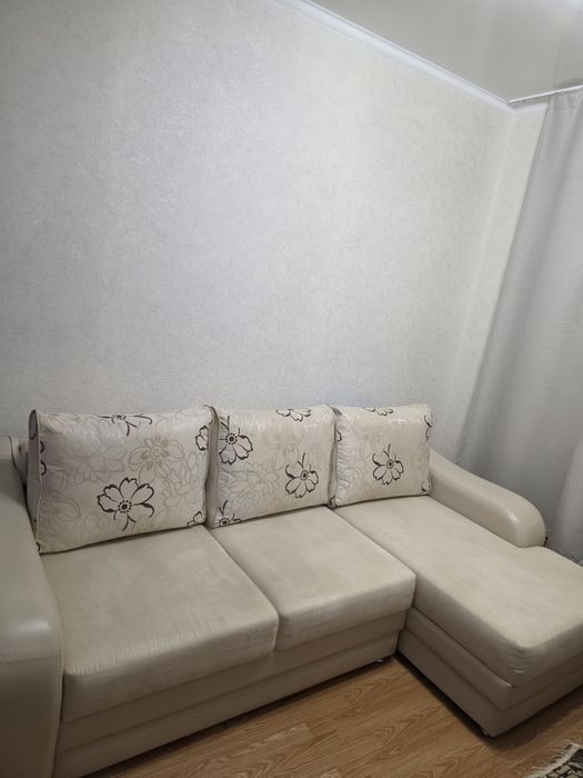 Продам диван угловой молочного цвета