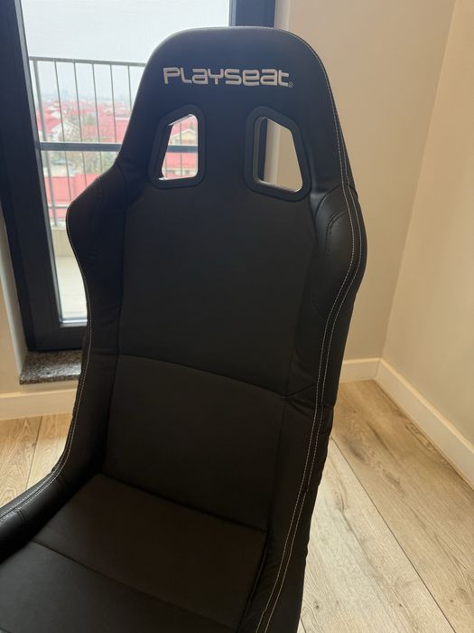 Set Racing Complet - Scaun gaming PLAYSEAT Cockpit Ev + Volan LOGITECH