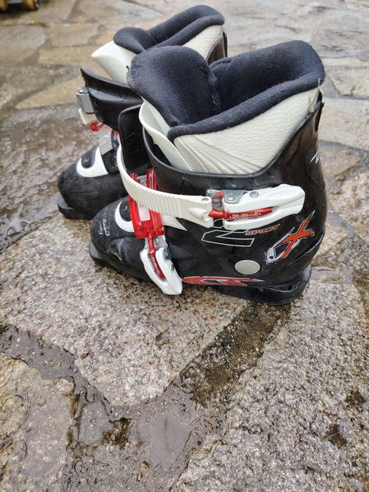 Детски ски обувки.