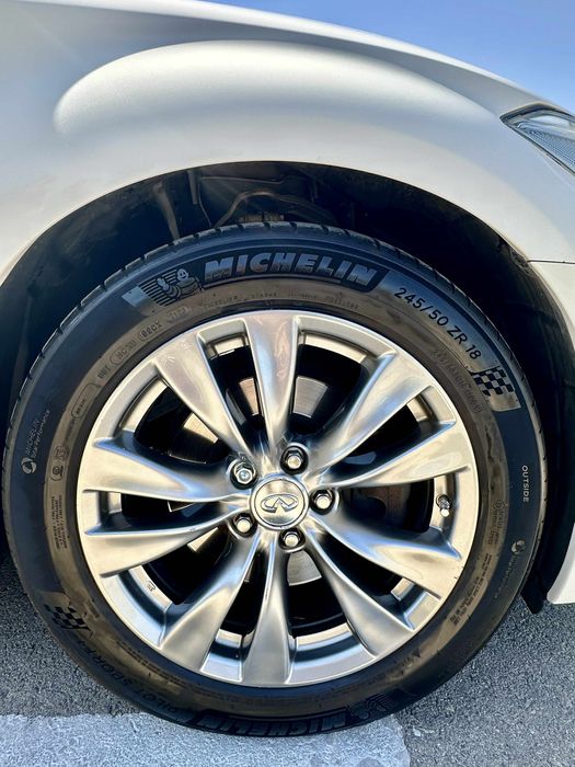 Автомобил INFINITI M35H hybrid