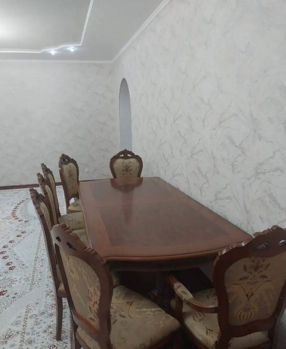 Продается комод , сервант и стол со стульями 7 шт