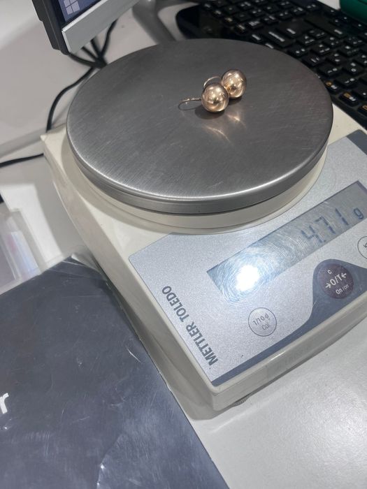 Продам золотые серьги