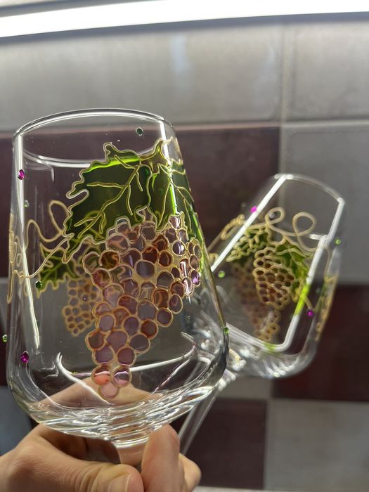 Ръчно рисувани чаши за вино