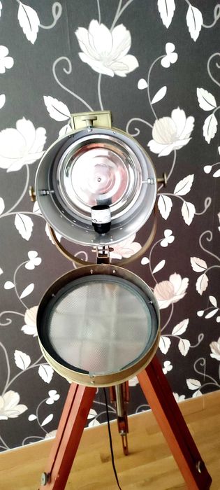 Lampa de podea trepied tip far