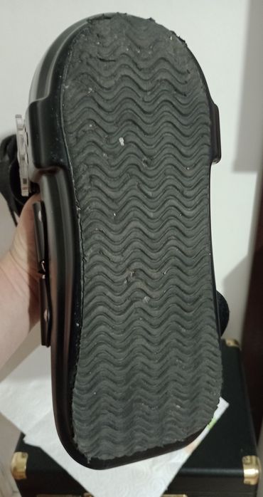 orteză de mers (cizmă ortopedică) articulată.