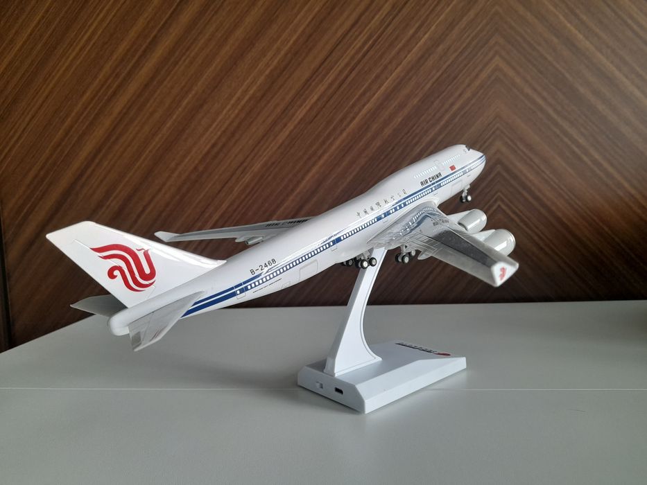 Продаю Модель Самолёта Boeing 747-400COMBI