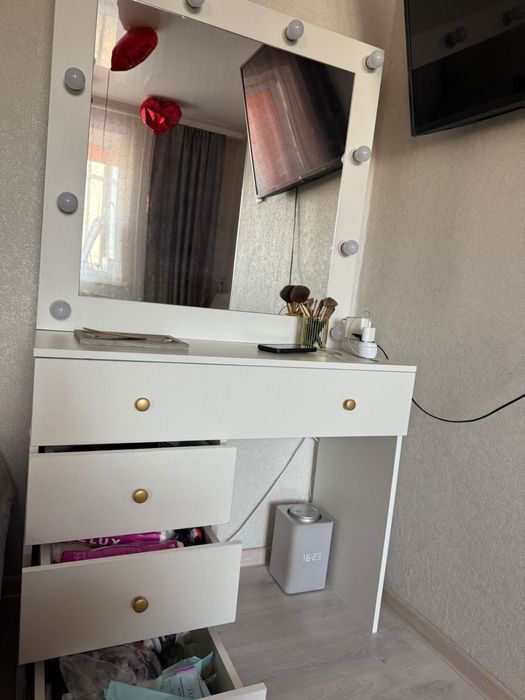 Продам туалетный столик