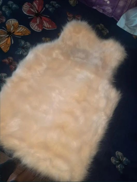 Vând vesta din blană mărimea M 120 de lei