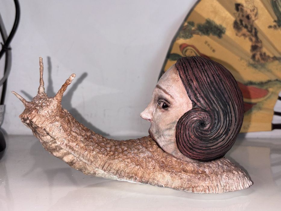 Охльов с човешка глава. Скулутура от глина