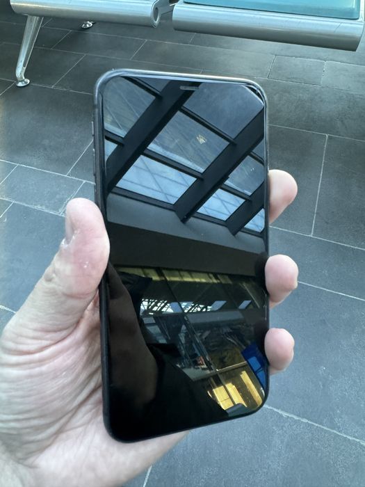 Продам Айфон 11 память 64гб