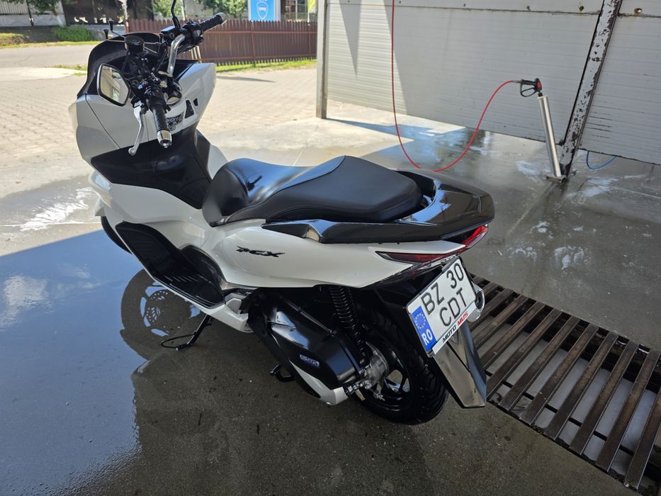 Vând schimb scuter Honda 125 PCX  AN 2024 1500 KM