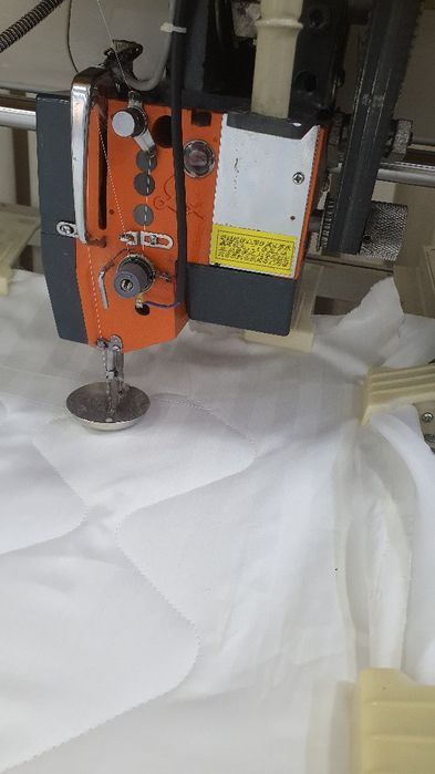 Ko‘rpa stanok, Tikuv mashina, ishlab turibdi