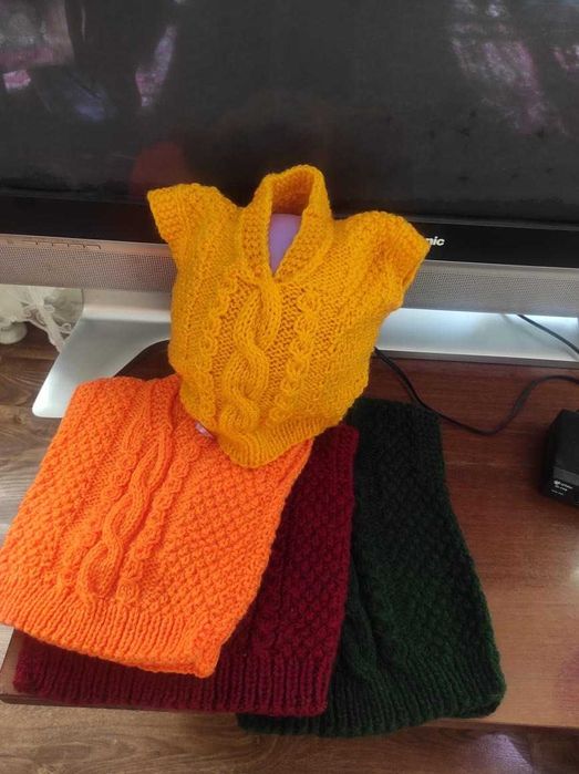 Продам детские вязанные жилетки