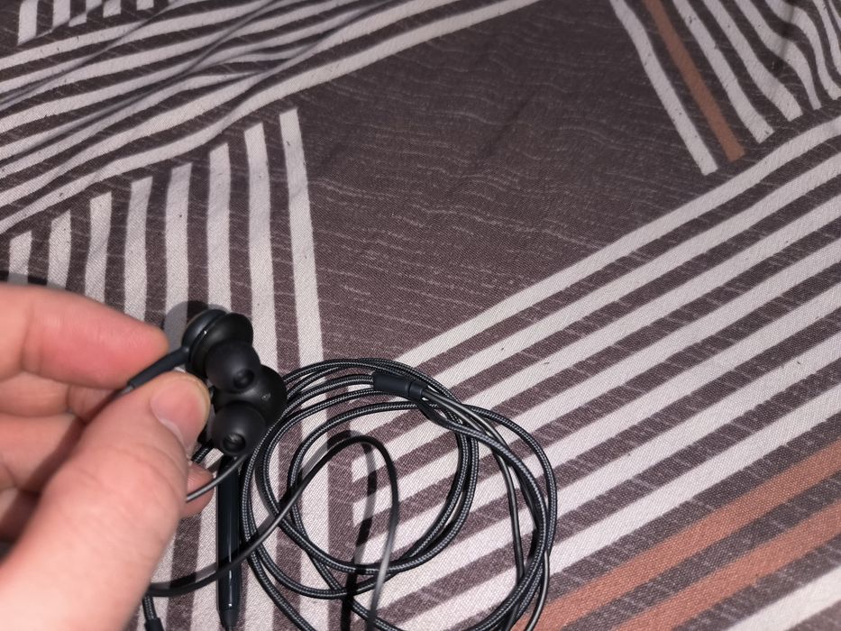 Продам оригинальные наушники родные с коробки от телефона Samsung S9+