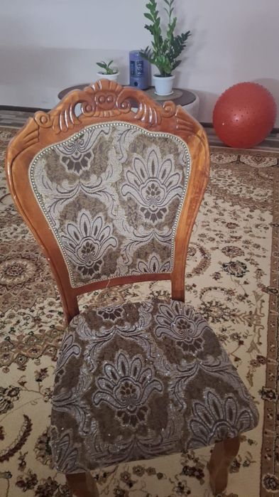 Классический стул в среднем качестве