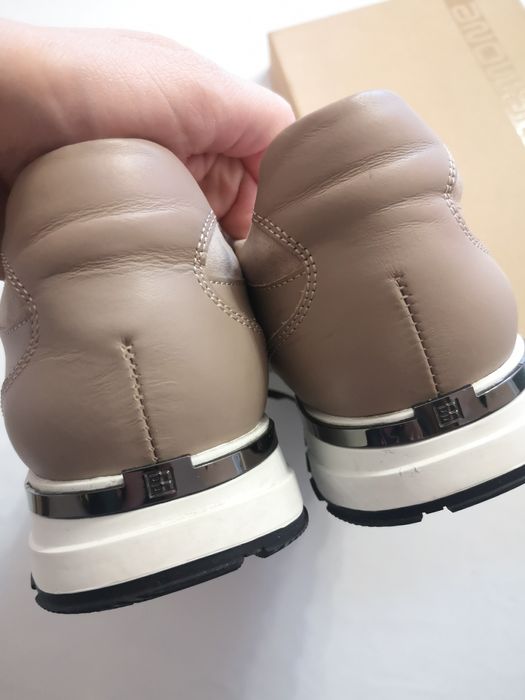 Кроссовки бежевые