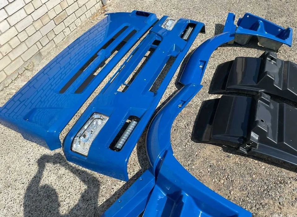 Бампер белый КАМАЗ-65115 облицовка буфера рестайлинг, СИНИЙ