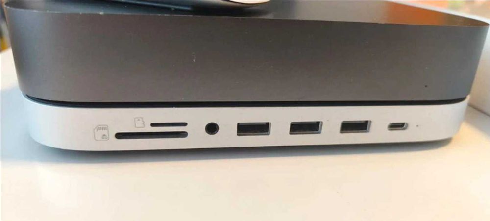 Apple Mini Mac 2018 + stand hub Satechi + magic mouse
