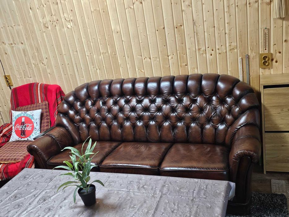 Кожен диван Честърфийлд