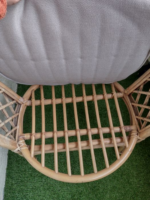 Ратанов стол с възглавници