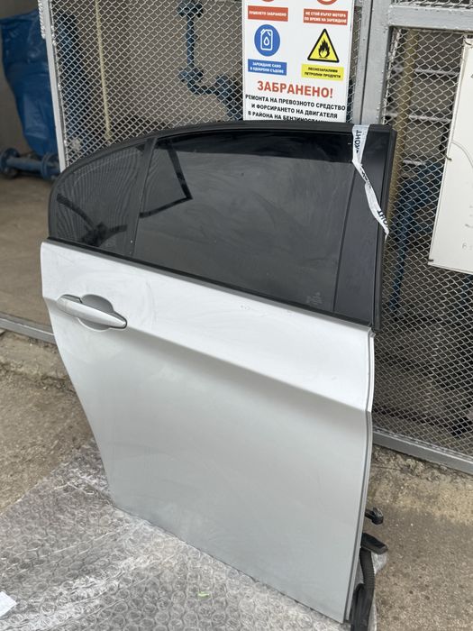 Продавам задна дясна врата в цвят код боя 354 (сребрист металик).