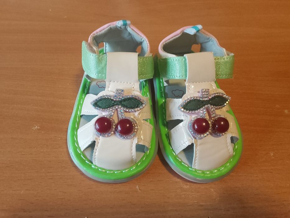 Сандалики на девочку