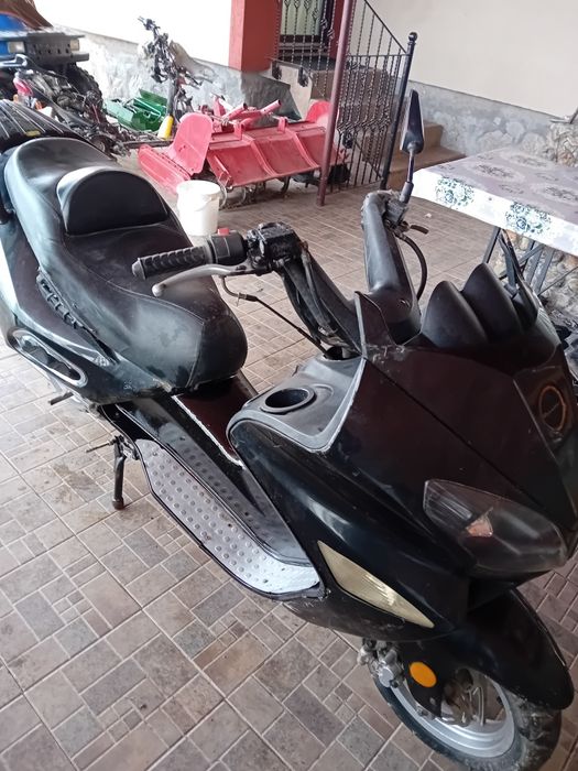 Vand sau schimb scuter 125cc