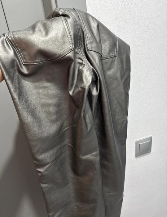 Pantaloni argintii stil piele Stradivarius