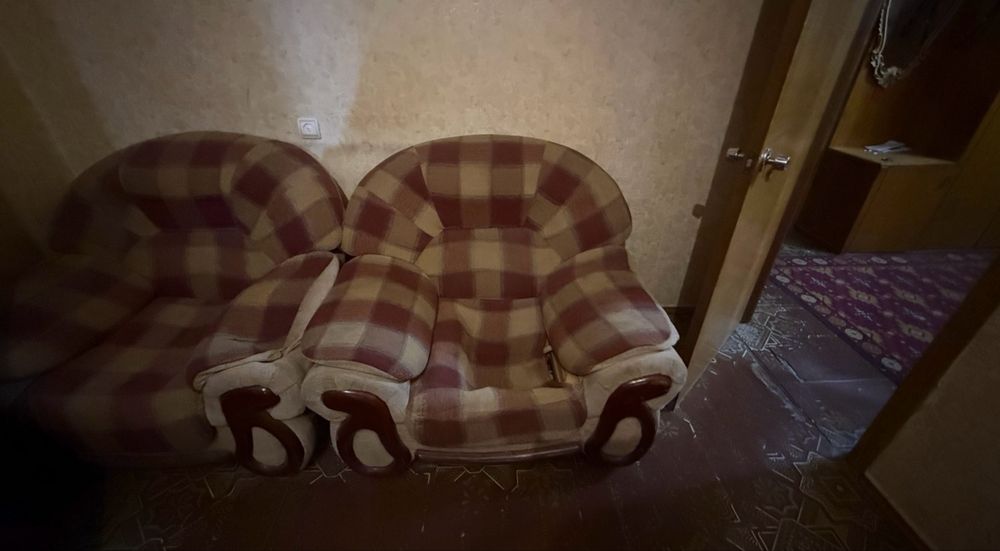 Срочно отдам даром диван и кресла