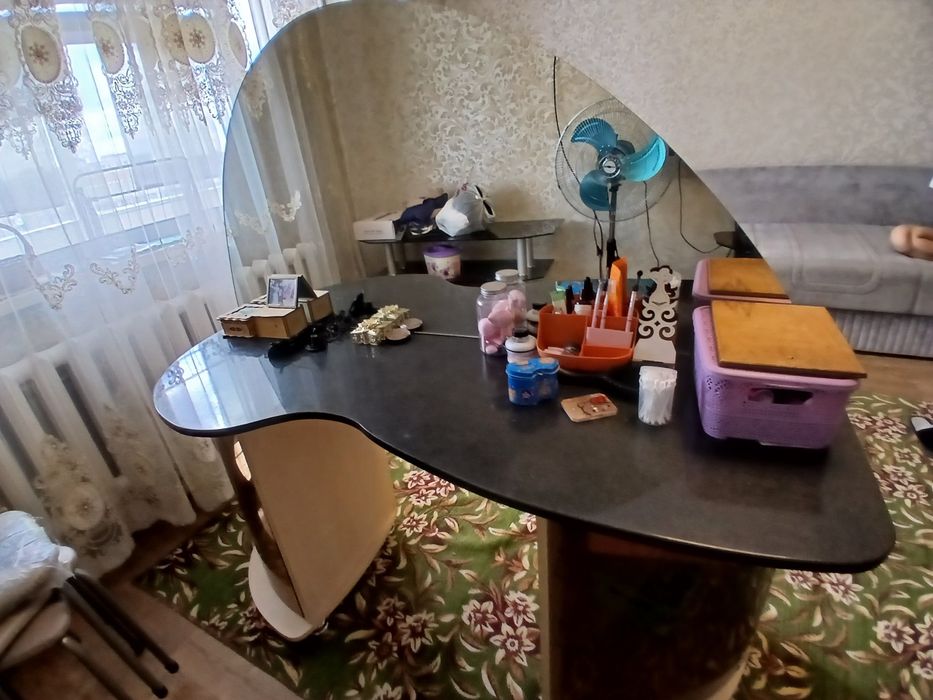 Продам столик с зеркалом