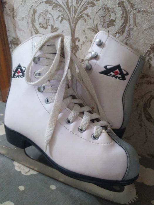 Коньки для девочки 8-10 лет5000тг