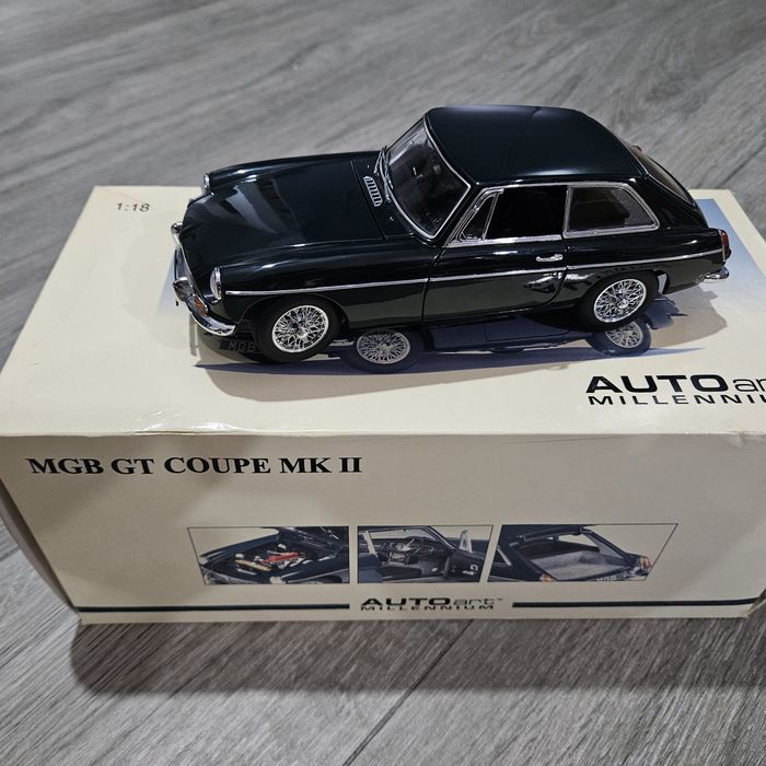 Macheta Auto Colectie 1/18 AUTOart MGB GT COUPE MK II Nicolae