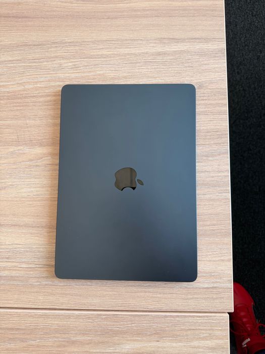 MacBook Air M3 13" 256GB SSD 8GB RAM - почти нов, 90 цикъла, 100% батерия + гаранция