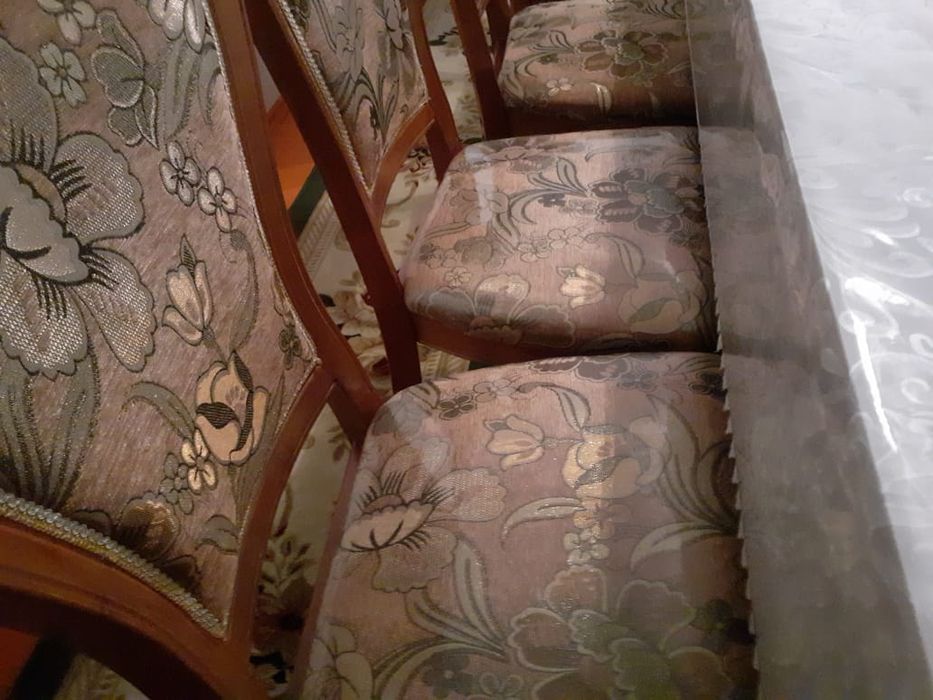 Стол стулдарымен сатылады