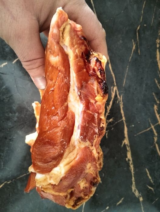 Грудинка , рулеты  и рёбра горячего копчения .